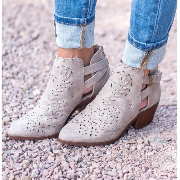 🔥CLEARANCE🔥SIZE 6 Taupe Bootie - Picture 2 of 7